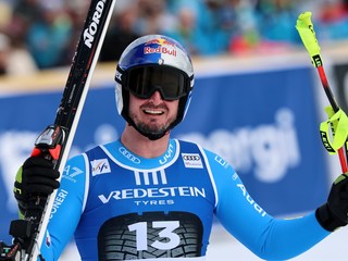 Talian Dominik Paris oslavuje v cieli.