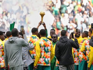 Futbalisti Senegalu oslavujú trofej. 