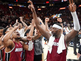 Bam Adebayo oslavuje so svojimi spoluhráčmi