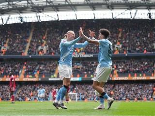 Erling Haaland a Nico O'Reilly oslavujú gól.