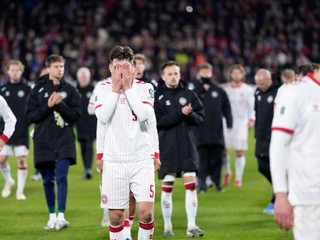 Na snímke futbalisti Dánska reagujú po prehre po penaltovom rozstrele vo finálovom zápase európskej baráže.