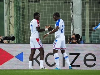 Hráč Crystal Palace Ismaila Sarr(vľavo) oslavuje po tom, ako skóroval počas zápasu štvrfinále.