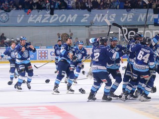 Hokejisti HK Nitra oslavujú víťazstvo v siedmom zápase finále proti HC Slovan Bratislava a zisk majstrovského titulu.