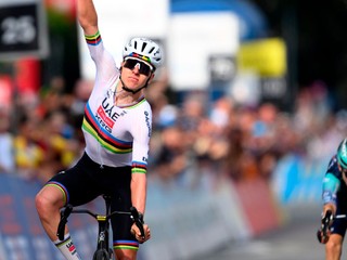 Tadej Pogačar sa teší z víťazstva v 1. etape pretekov Okolo Romandie 2026. 