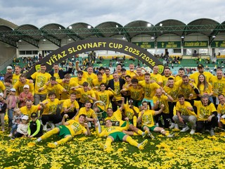 Na snímke hráči Žiliny po víťazstve vo finále Slovnaft Cupu medzi MŠK Žilina - FC Košice.