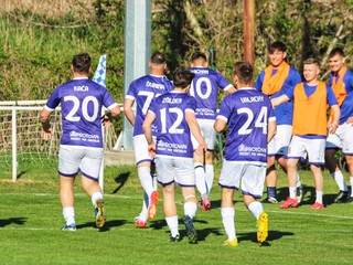 Prvý gól šlágra dal najlepší strelec súťaže Adam Bachan (s číslom 10).