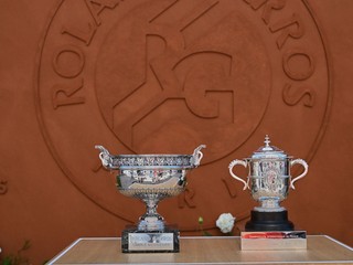 Trofeje pre víťazov Roland Garros 2026.