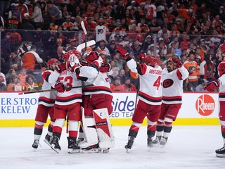 Hokejisti Caroliny Hurricanes sa tešia z postupu do finále Východnej konferencie NHL.