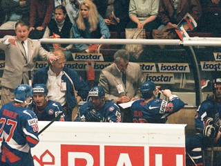 Tréner Július Šupler na slovenskej striedačke počas zápasu Slovensko - Rakúsko na MS 1996 v hojei vo Viedni. 