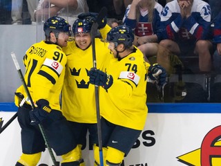 Hokejisti Švédska oslavujú gól proti Slovensku na MS v hokeji 2026.