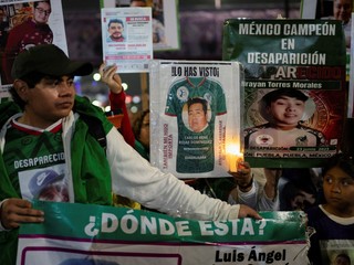 Rodiny nezvestných sa zhromaždili pri štadióne v Mexico City pred otváracím zápasom Majstrovstiev sveta vo futbale 2026