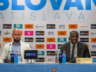 Na snímke zľava generálny riaditeľ klubu Ivan Kmotrík ml. a nový tréner ŠK Slovan Bratislava Yaya Touré počas tlačovej konferencie futbalového klubu ŠK Slovan Bratislava.