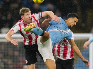 Divine Mukasa v drese Manchestru City