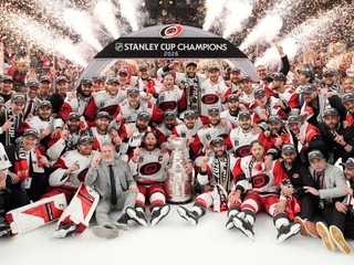 Carolina Hurricanes získala Stanley Cup.