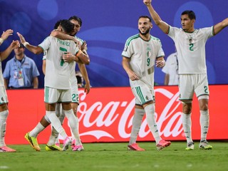 Riyad Mahrez (7) oslavuje gól do siete Rakúska na MS vo futbale 2026.