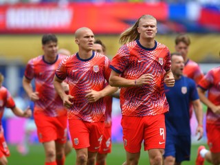 Rozcvička Nórov na MS vo futbale.