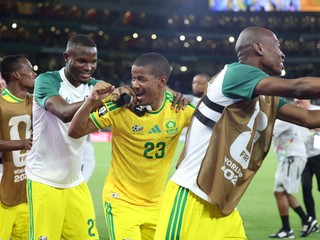 Juhoafričan Jayden Adams (23) oslavuje tancom so svojimi spoluhráčmi po víťazstve 1:0 nad Južnou Kóreou.