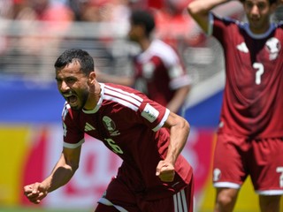 Hráč Kataru Boualem Khoukhi sa teší z gólu