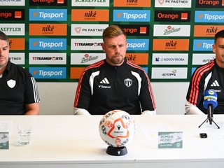 Na snímke zľava generálny manažér MFK Skalica Lukáš Varga, hlavný tréner MFK Skalica Roman Hudec a kapitán mužstva MFK Skalica Oliver Podhorin.