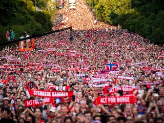 Fanúšikovia Nórska vítajú futbalový tím po návrate z MS