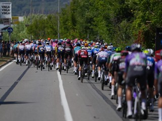 Cyklisti počas Tour de France 2026.