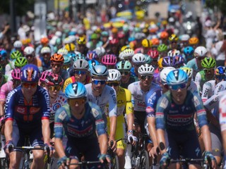 Pelotón počas 8. etapy na Tour de Frnace 2026.
