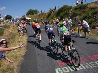 Cyklisti počas Tour de France 2026.