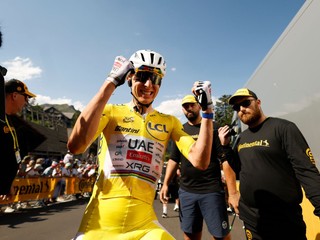 Slovinsky cyklista Tadej Pogačar sa teší z víťazstva v 10. etape Tour de France 2026.