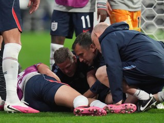 Anglický futbalista Jordan Henderson (14) leží zranený na zemi, ktoré utrpel počas osláv s fanúšikmi po víťazstve v osemfinálovom dueli Mexiko - Anglicko na majstrovstvách sveta.