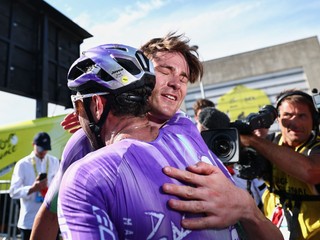 Mauro Schmid v objatí s Michaelom Matthewsom po triumfe v 13. etape Tour de France 2026.