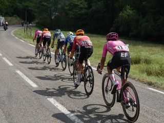 Jazdci v úniku počas 14. etapy Tour de France 2026.