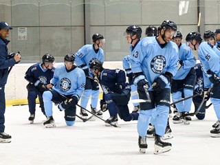 Na snímke tréner hokejového tímu HC Slovan Bratislava Brad Tapper (vľavo) dáva pokyny hráčom počas štartu prípravy na novú sezónu.