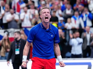 Jiří Lehečka oslavuje víťazstvo nad  Learnerom Tienom v zápase Davis Cupu Česko - USA (3:2) v Prahe.  