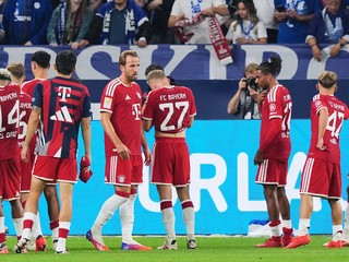 Harry Kane (v strede) so spoluhráčmi Bayernu.