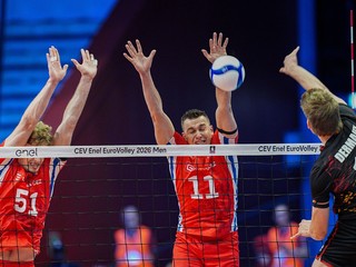 Českí volejbalisti Jakub Klajmon (vľavo) a Lukáš Vašina a vpravo hráč Belgicka Basil Dermaux počas osemfinálového zápasu Belgicko - Česko.