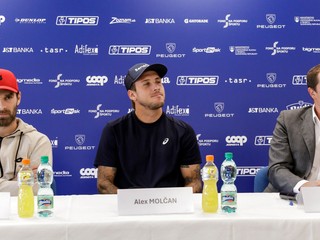 Na snímke slovenskí tenisti Norbert Gombos (vľavo), Alex Molčan (uprostred), generálny sekretár Slovenského tenisového zväzu a riaditeľ turnaja Peter Dedík.