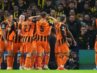 Futbalisti Šachtaru Doneck oslavujú gól do siete AEK Atény.