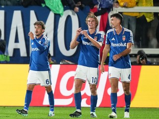 Hráči Coma sa tešia z gólu v sieti Manchestru United.