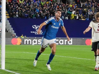Jacobo Ramon strieľa gól v zápase Ligy majstrov Como - Manchester United.