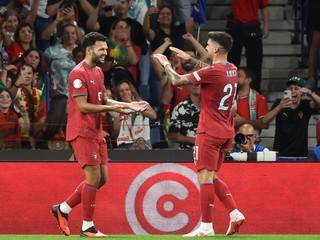 Portugalský hráč Goncalo Ramos (vľavo) oslavuje so spoluhráčom Rubenom Nevesom po tom, ako strelil druhý gól v zápase A-divízie 4. skupiny Ligy národov Portugalsko - Nórsko.