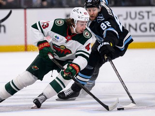 Quinn Hughes v drese Minnesoty.