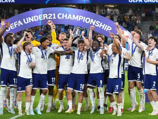 Anglickí futbalisti sa tešia z víťazstva na EURO U21 2025.