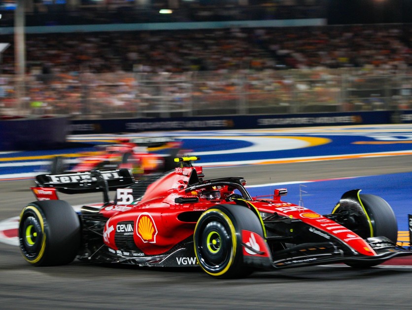 Carlos Sainz na Ferrari počas Veľkej ceny Singapuru 2023.