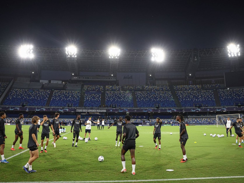 Futbalisti Realu Madrid počas tréningu na štadióne v Neapole.