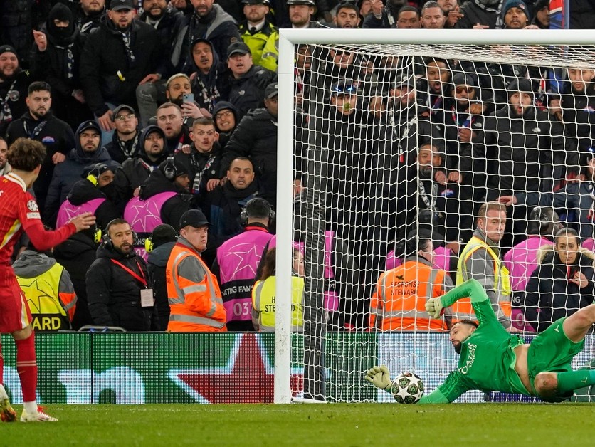 Gianluigi Donnarumma chytá penaltu Curtisa Jonesa v zápase Liverpool - PSG. 