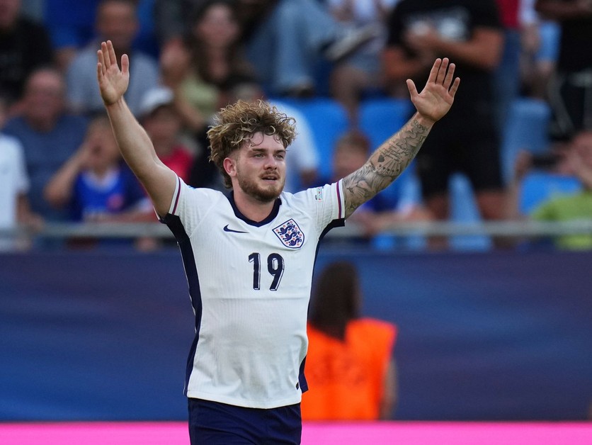 Harvey Elliott oslavuje gól. 