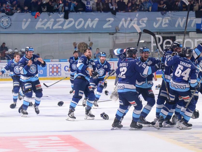 Hokejisti HK Nitra oslavujú víťazstvo v siedmom zápase finále proti HC Slovan Bratislava a zisk majstrovského titulu.