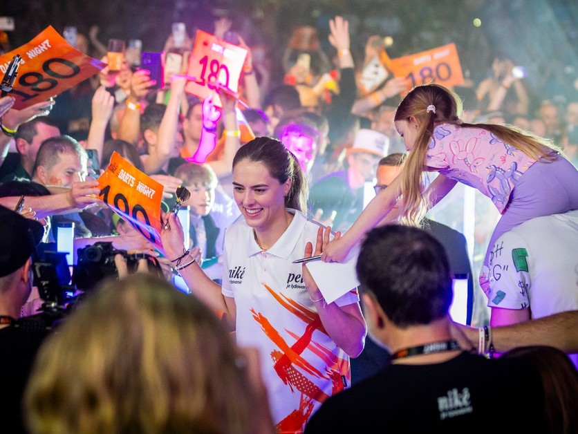 Petra Vlhová počas šípkarskej exhibície Niké Darts Night 2025.