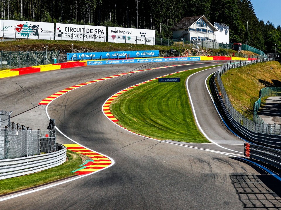 Legendárna zákruta Eau Rouge na okruhu Spa-Francorchamps. 