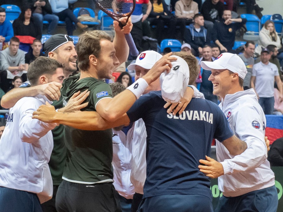 Slovenskí tenisti sa radujú z postupu na finálový turnaj Davisovho pohára 2024.